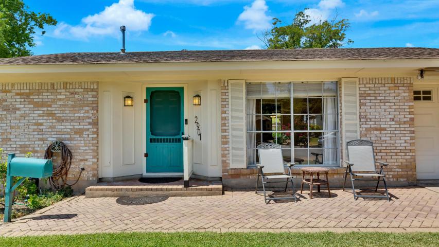 Welcome home to your corner cul de sac lot on Dover Place in Central Austin.